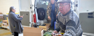 Dans le hangar de la Banque alimentaire du Tarn, dès l'arrivage des fourgons, les bénévoles déchargent pour redistribuer au plus vite./ Photo DDM, Emilie Cayre