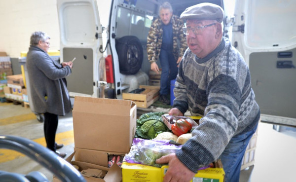 Dans le hangar de la Banque alimentaire du Tarn, dès l'arrivage des fourgons, les bénévoles déchargent pour redistribuer au plus vite./ Photo DDM, Emilie Cayre
