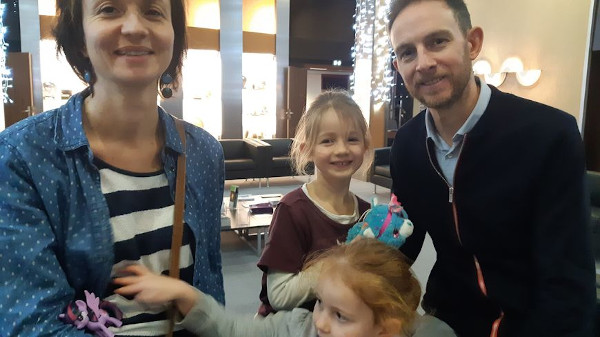Aline et Richard ont préparé leurs deux filles pour cet accueil de jeunes migrants. © Radio France - SM 