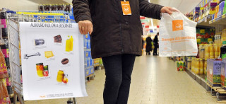 Collecte d'une banque alimentaire, le 27 novembre 2009 dans un supermarché à Saint-Éloy-les-Mines (Puy-de-Dôme). ©THIERRY ZOCCOLAN / AFP