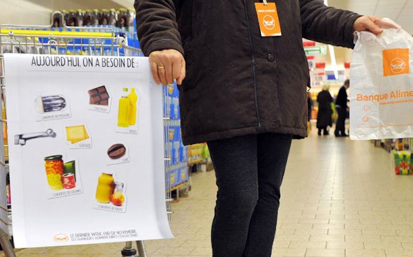 Collecte d'une banque alimentaire, le 27 novembre 2009 dans un supermarché à Saint-Éloy-les-Mines (Puy-de-Dôme). ©THIERRY ZOCCOLAN / AFP