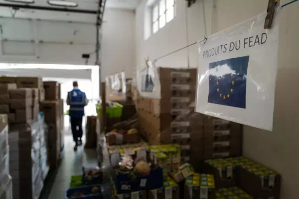 Une affiche portant la mention « Produits FEAD » (Fonds européen d’aide aux plus démunis), dans l’entrepôt d’un centre de distribution du Secours Populaire, à Mulhouse, le 11 juin. SÉBASTIEN BOZON / AFP