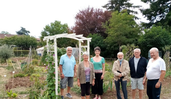 Les jardiniers de Laden Michel, Gérard et Isabelle entourent l’abbé Jean Cros ; à ses côtés (2e à droite), Claude Gaubert, l’animateur du site.