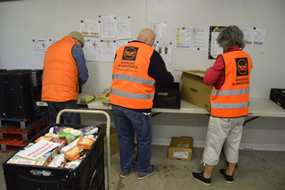 Après réception, les bénévoles trient les produits alimentaires avant de les redistribuer aux différentes associations © Melissa Meaux