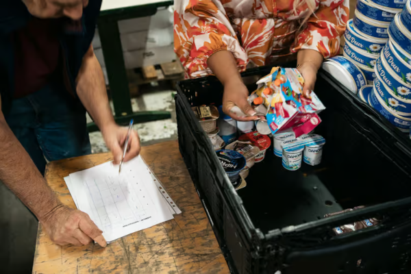 Une distribution alimentaire aux Restos du coeur, à Paris, en novembre 2023. © Maxime Sirvins