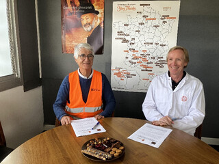 Jacques Raynal, président de la Banque Alimentaire du Tarn, lors de la signature chez Yves Thuriès chocolatier-récoltant avec Jean-Baptiste de Saint Louvent.