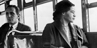 Photo non-datée de Rosa Parks dans un bus de Montgomery. © AP/Sipa