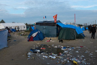 Un drapeau français flotte au milieu du bidonville