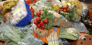 En France, 10 millions de tonnes comestibles partent à la poubelle chaque année. - Photo Antonio Pisacreta/Ropi-réa