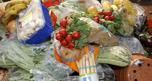 En France, 10 millions de tonnes comestibles partent à la poubelle chaque année. - Photo Antonio Pisacreta/Ropi-réa